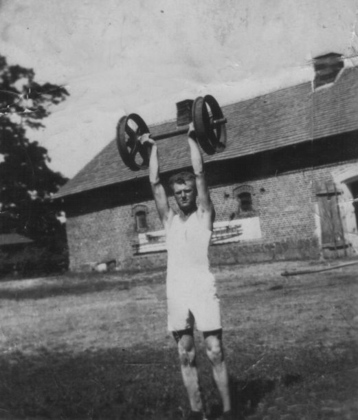Na fotografii z roku 1956 p. Zygmunt Banaszyk (mieszkaniec Kaźmierza dawniej mieszkaniec wsi Stare) ze sztangą nad głową.