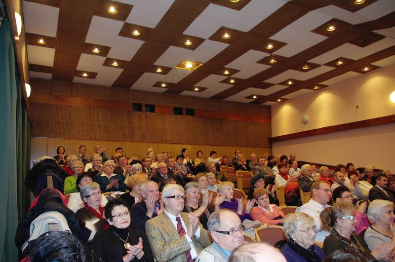 na widowni zasiedli miłośnicy muzyki ludowej i pieśni patriotycznych