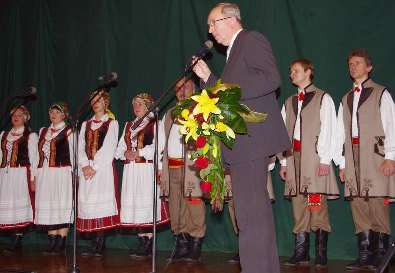na zakończenie koncertu tradycyjny bukiet kwiatów