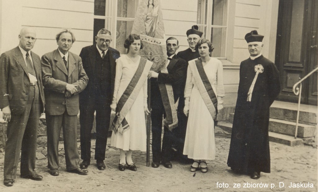 Kaźmierz, przed plebanią 18 sierpnia 1935 - uroczyste poświęcenie sztandaru chóru